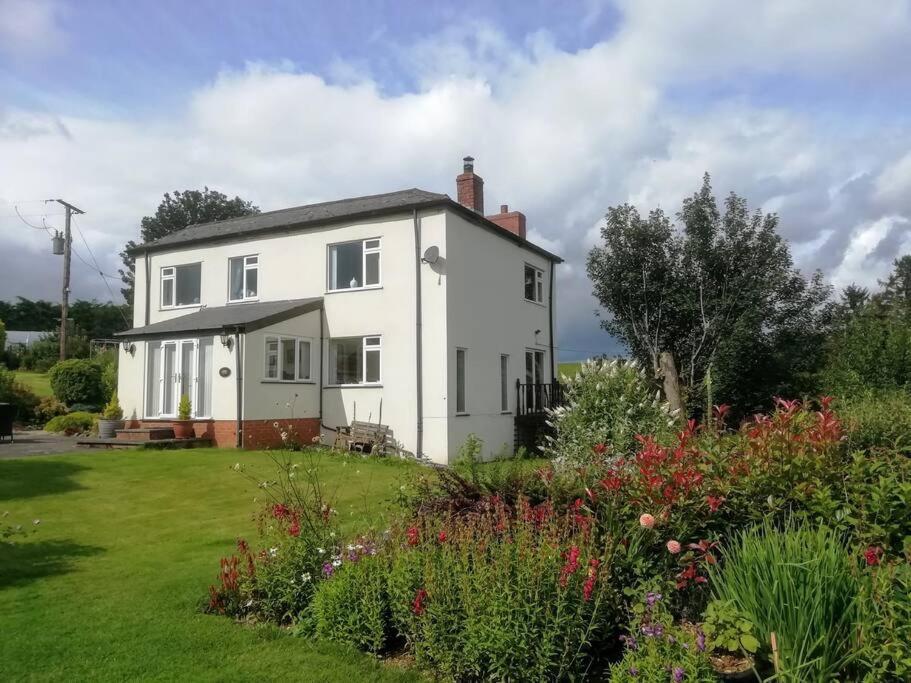 Country Home With Gardens Newtown  Exterior photo